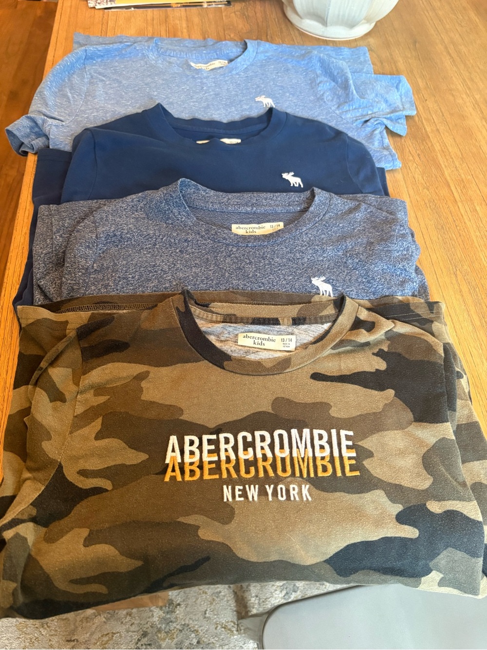 abercrombie kids Tees bundle! Gently used, 3 long sleeved on short! Age 13/14!